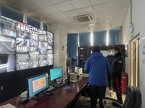 慰問組了解貝倫產業(yè)園中控室情況.jpg